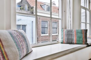 Cushions sur l'embrasure de la fenêtre près de la fenêtre